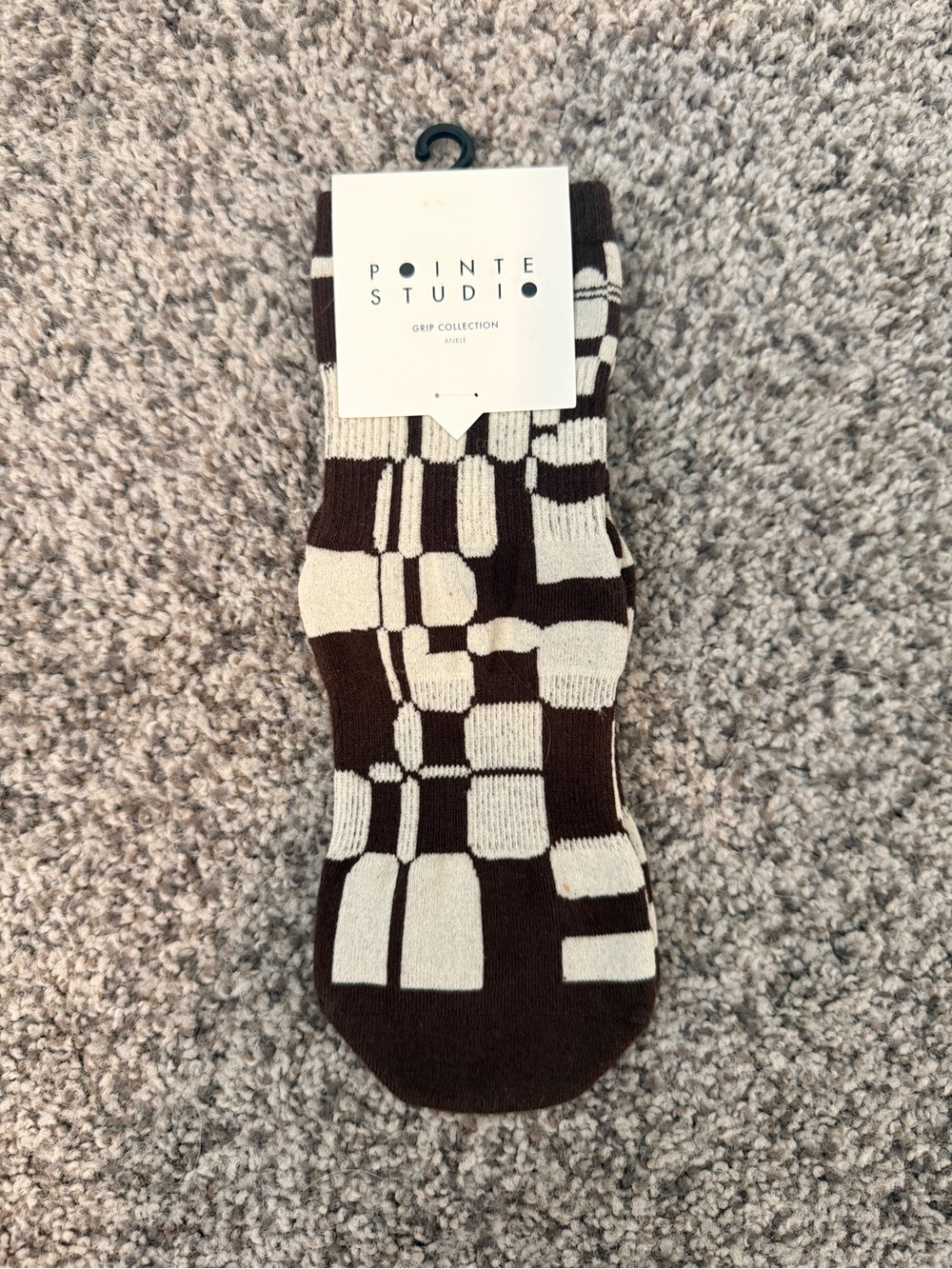 Pointe Studio Retro Geo Grip Ankle Geometric Grip Ankle Socks in Brown & Cream